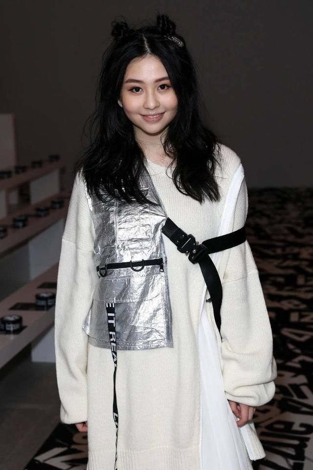 「中国青年网」沈月自拍扎双马尾樱唇诱人清新甜美 秀香肩雪肌少女味十足