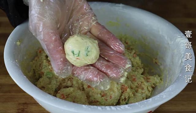 豆腐我家从不红烧，简单一压一搅，出锅太香了，上桌连汤汁都不剩