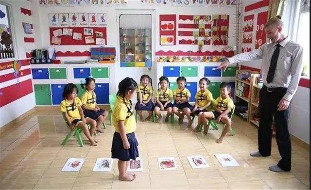 超级宝妈▲故事：幼儿园老师直言：“孩子家境怎么样，看穿着就知道用不着画车标”