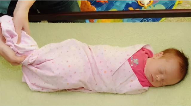 宝宝被包成“毛毛虫”，解开包裹萌翻了：人类幼崽版“破茧成蝶”