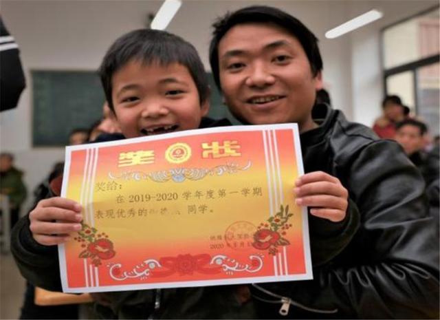 「超级宝妈」孩子努力拿回“第一张”奖状，宝妈自豪不已，看清字后却怒了