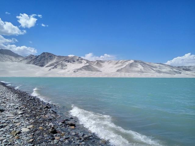 【旅行百事通】中国最霸道县城：与三个国家接壤，邻国游客在中国国门前争先合影