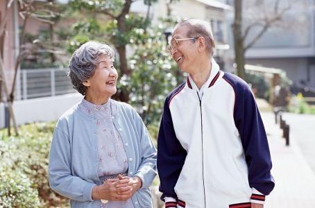 胃黏膜萎缩可能有一种维生素缺乏了，这2种人建议及时做2项检查