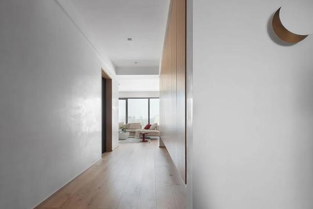 难怪入墙设计广受小户型喜欢，门入墙省空间、水龙头入墙高级