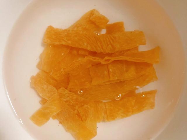 在家自制酸辣粉，简单方便，安全放心无添加，味道不比外面差