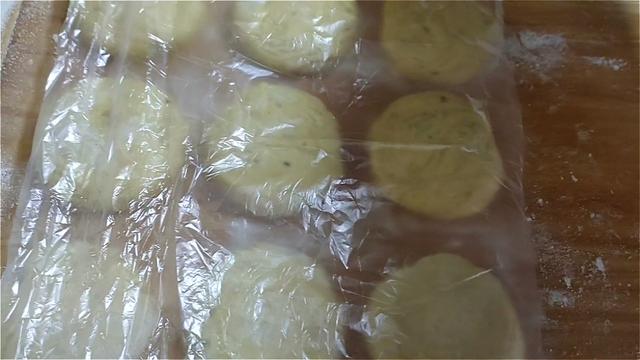 玉米面饼这样做，加多一种材料，口感丰富，吃着蓬松柔软，真香