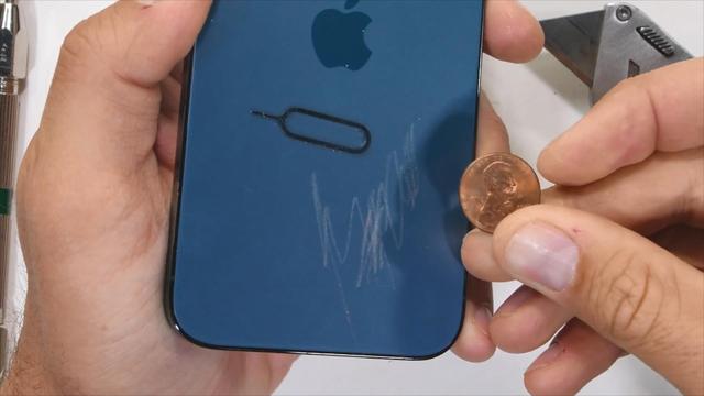 iPhone12Pro暴力测试！机身可以自修复，纯属意外收获