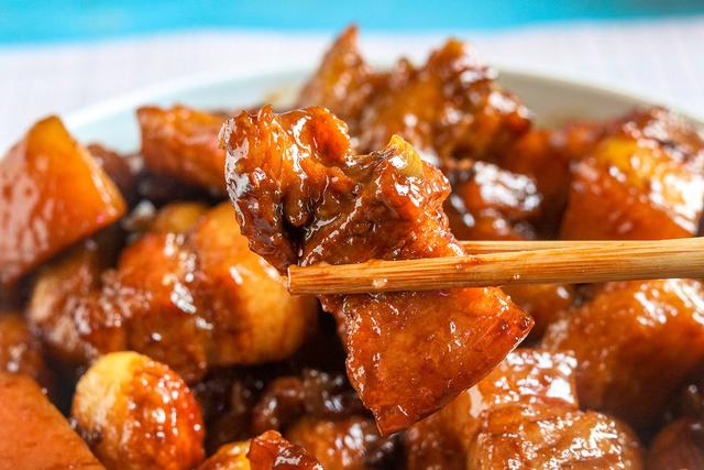 做红烧肉不用炒糖色，一样颜色红润有焦糖味，牢记这2招，真香