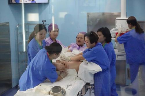 超级宝妈：妻子生孩子时咬了丈夫一下，丈夫反手一巴掌，护士：说了不要陪产
