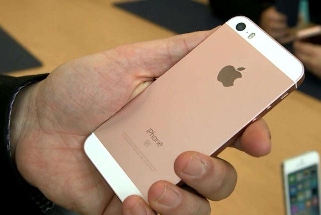 还是别买iPhone12了吧！这3款苹果手机一点也不落后