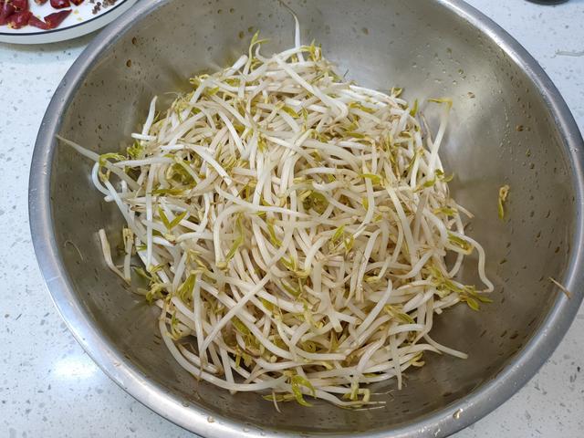 炒豆芽别只知道焯水，大厨教你一个妙招，豆芽不出水、脆爽又入味