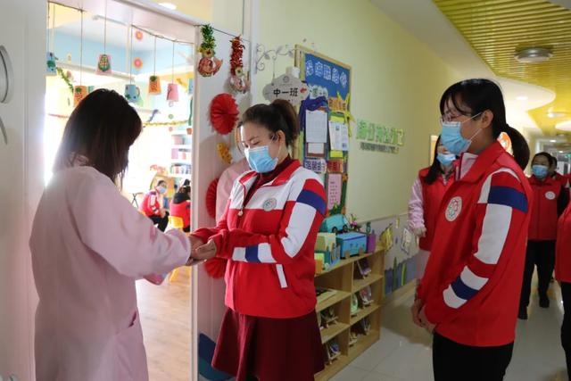 【你的育儿经】战疫情 | 垦利街道中心幼儿园开展疫情防控开园模拟演练活动