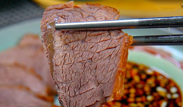 这才是卤牛肉的正确做法，牛肉色泽鲜亮不柴不腥，家里人都爱吃