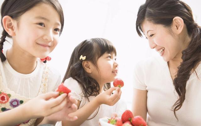 「超级宝妈」妈妈接孩子时穿着惹争议,孩子很尴尬,同学:你妈妈穿太少