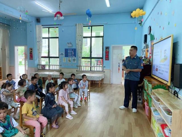 亲亲一家人|「感恩教育」花垣县民族幼儿园：“爸爸进课堂，安全我在行”