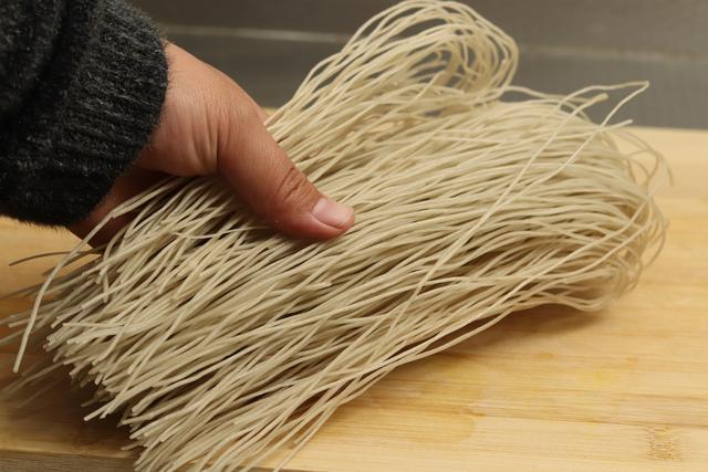 粉条一炒就成坨？不要只会焯水，记住3点，粉条不坨不粘还入味