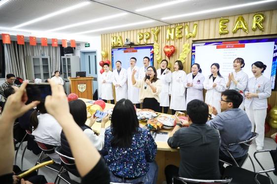 华山|小年夜华山感染进修医生迎新春，张文宏包起饺子，“今年将是中国人最团结的春节”