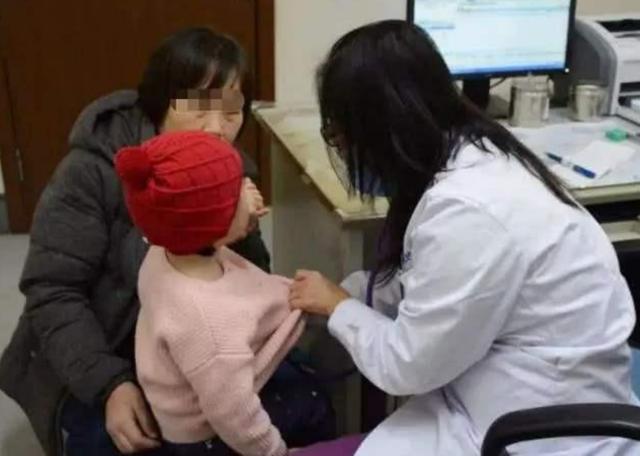 「你的育儿经」5岁孙女误食干燥剂，奶奶急中生智救了孩子，医生：有文化的老人