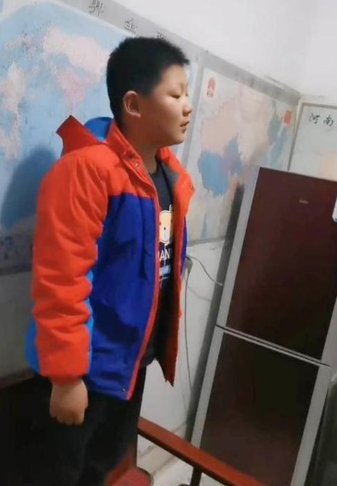 『超级宝妈』老师要求上传背诵视频，爷俩一起作弊，网友：当爹的心可真大