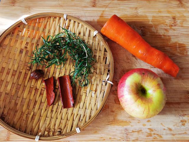 1个苹果和1根胡萝卜放一起，风味真独特，冬天喝上一杯太暖和了