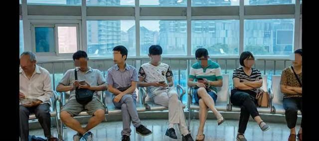 #超级宝妈#26岁产妇顺产，来了14个人陪产，孩子出生后医生才明白怎么回事