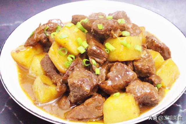 做红烧牛肉，只放生抽就错了，大厨：“多加2白”，入味还不塞牙