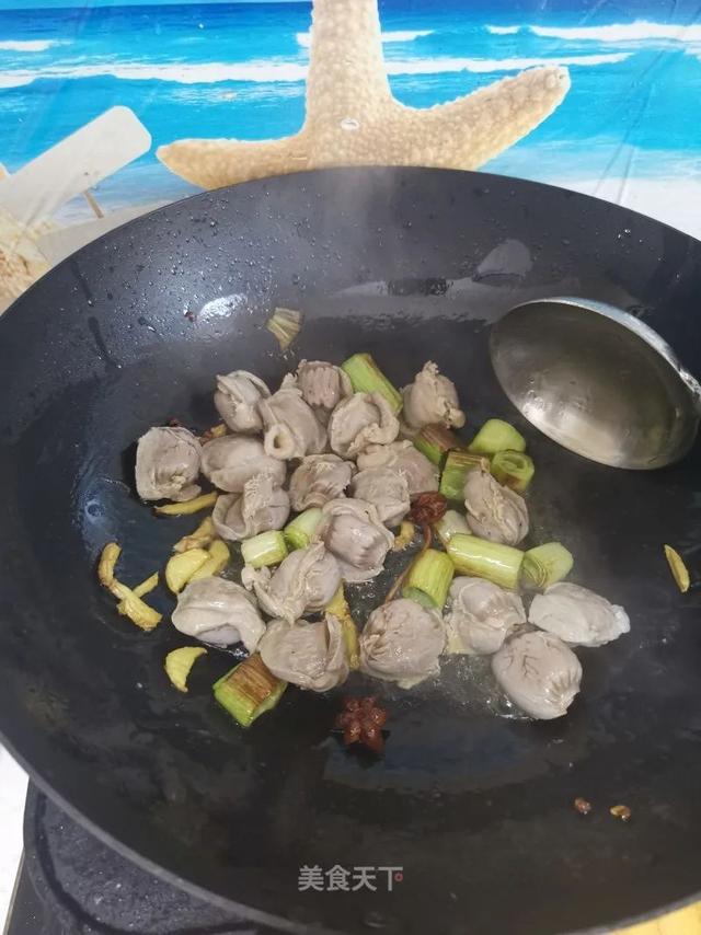 家庭版爆炒鸡胗的做法来了！鸡胗又脆又爽口，特别有嚼劲，超下饭哟