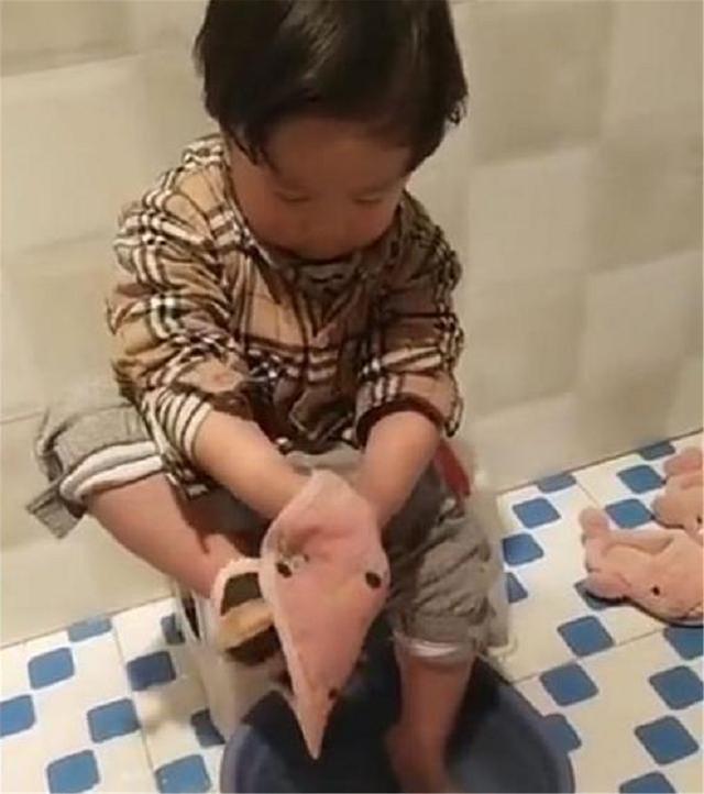 你的育儿经■“糊涂宝宝”走红，乐此不疲擦脚半小时都没干，网友：耐心一百分