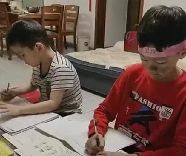 「超级宝妈」“硬核妈妈”火了，只用一招解决不写作业的俩娃，网友：简单粗暴