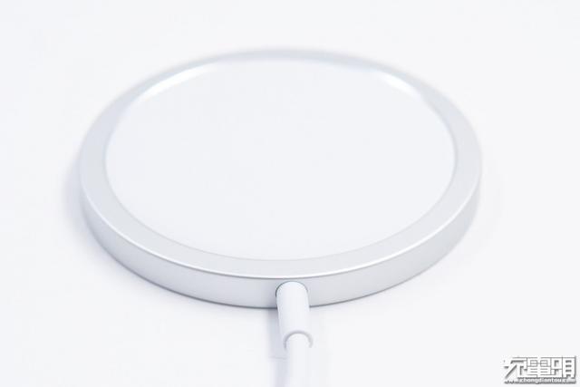 苹果MagSafe磁吸式无线充是指向未来的吗？