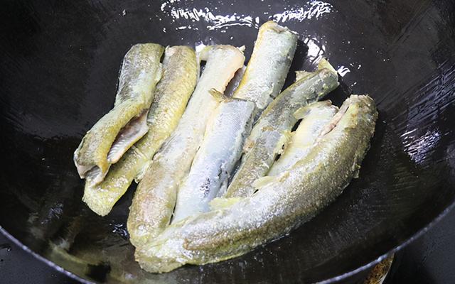 冬季天冷，教你一道营养汤，泥鳅炖豆腐，汤汁浓白，肉质鲜嫩