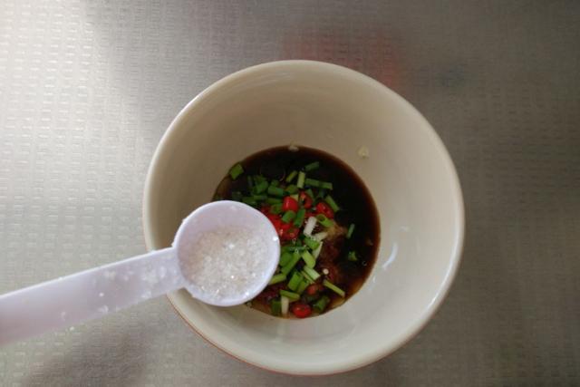 来到东北才知道，大蒜还有这吃法，跟鸡蛋一起吃，给红烧肉也不换