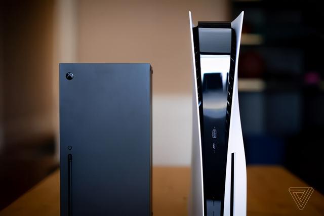 外媒曝光PS5与XSX/S实机对比图 PS5高度达到39CM