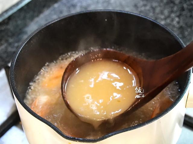 入冬了，天冷就要吃点热乎的，这样的一锅海鲜饭，营养好吃又暖胃