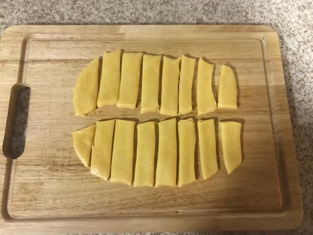分享迷你小油条的做法，香酥可口，老少皆宜，做法超简单，一起学