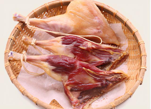 做腊鸭腿不能直接抹白酒，多做2步，没腥味咸香可口，保存时间久