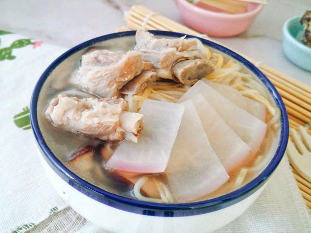 宝宝辅食营养食谱：羊排萝卜汤面，汤汁鲜美清透，增强体质还御寒