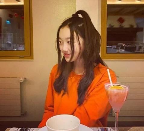 王菲14岁女儿李嫣晒近照，浓妆艳抹自信满满，成熟模样引争议