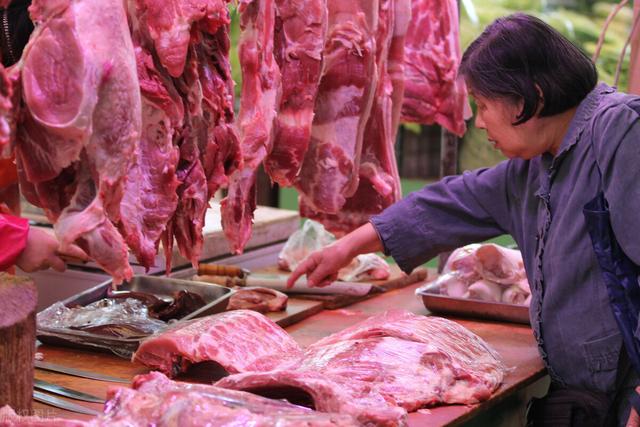 猪肉要涨？老妈一大早去“抢肉”，却被摊贩劝回，这是为什么呢？