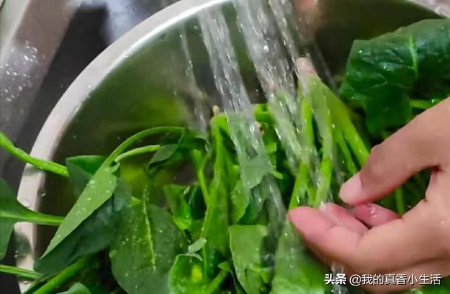 菠菜别总炒着吃，教你一个新吃法，简单几步，上桌吃2盘，过瘾