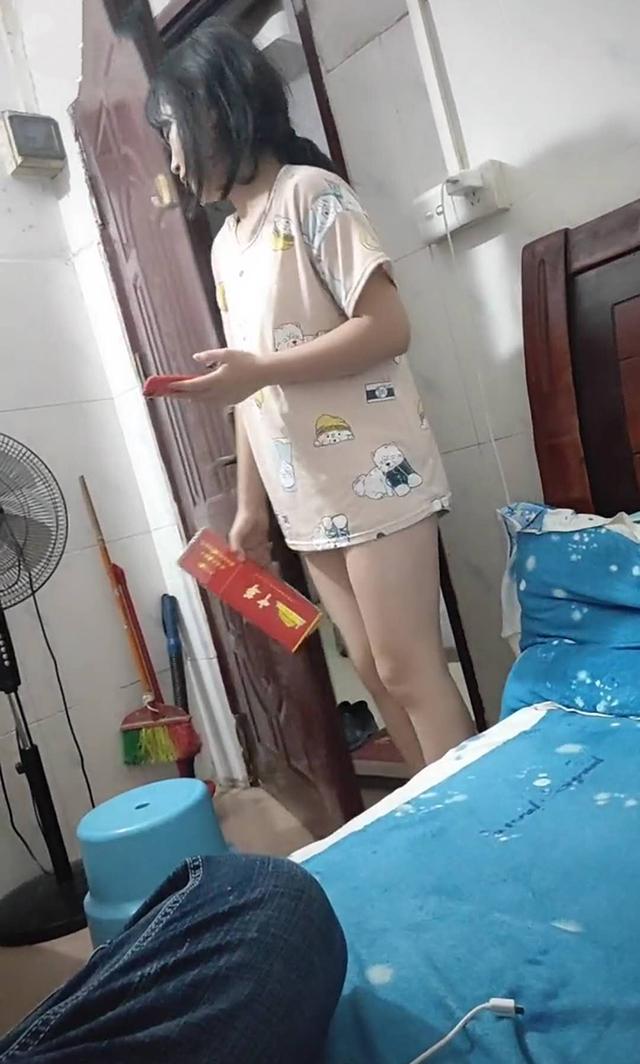 你的育儿经|女儿拿妈妈手机给爸爸买烟，看到买来的烟后爸爸乐了：女儿真贴心
