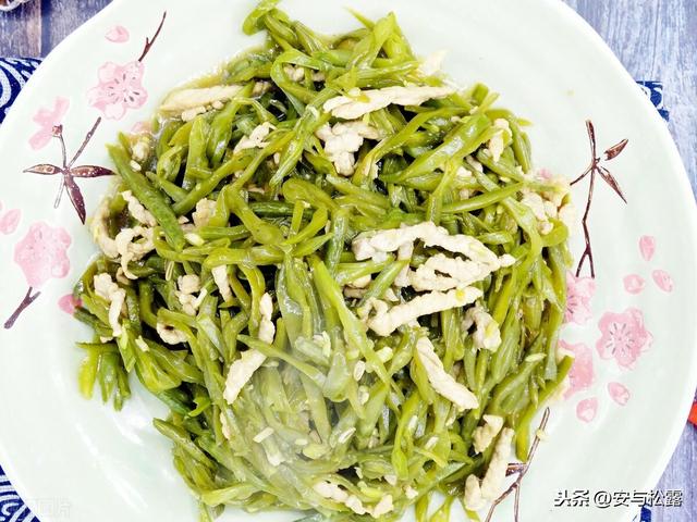 蒜香炒豆角丝，鲜嫩口感超下饭，营养丰富美味，新手零失误家常菜