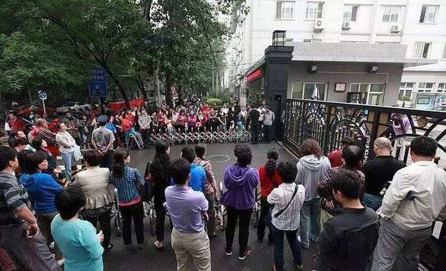 老鹰捉小鸡|学校要求家长发“单人照”，一位妈妈因姿势独特走红，老师：重发