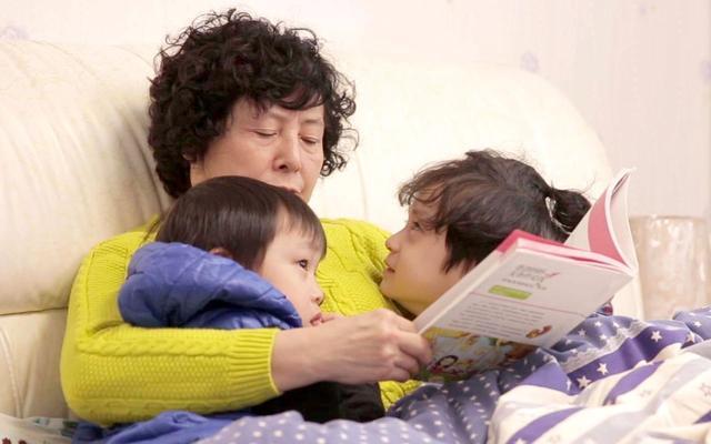 温暖家庭|“不要轻易给女儿带娃”，自愿带娃的姥姥，为啥如今多半都后悔了