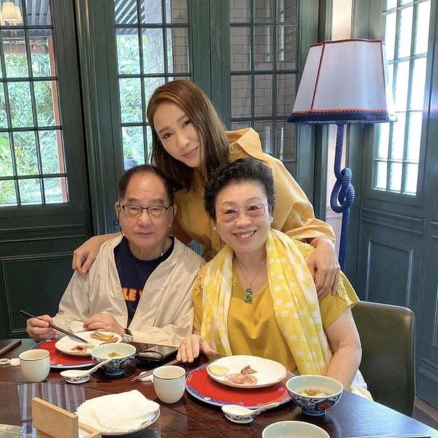 48岁黎姿冒风雨亲自送双胞胎女儿上学，单手撑伞保护女儿画面温馨|9号放映厅