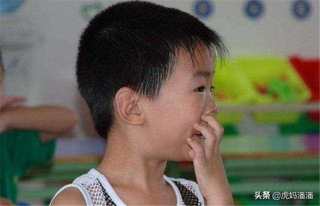 【超级宝妈】孩子爱挖鼻孔影响颜值，容易感染细菌怎么办？这些家长要注意了
