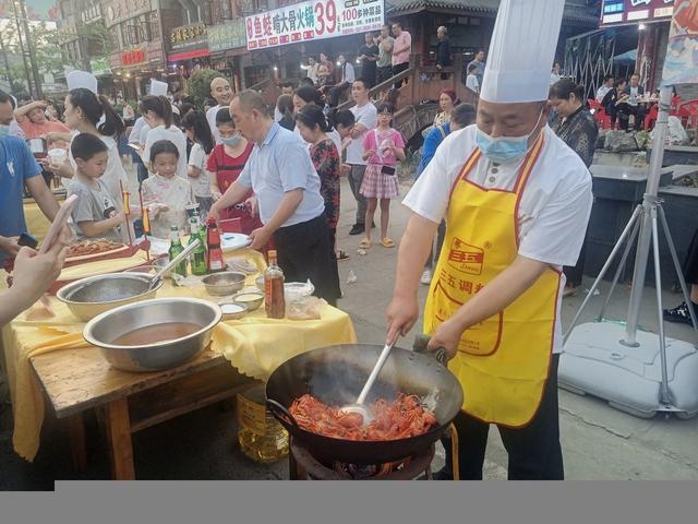 小龙虾|“五一”玩转市州｜老饕们看过来！广汉高坪小龙虾盛宴等你“敞开吃”