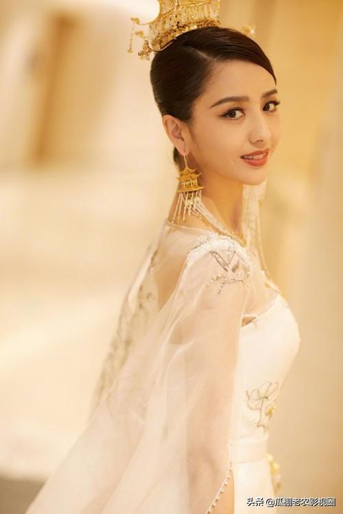 琉璃娃娃的梦|盘点娱乐圈4位知性优雅女神，秦岚、佟丽娅美的像幅画