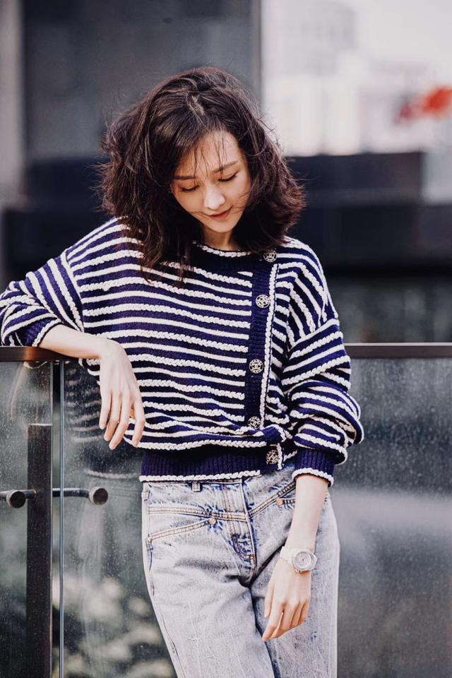 能驾驭烈焰红唇，也能素颜以对，王鸥的时尚感告诉你为何她是品牌的宠儿|影视交流地