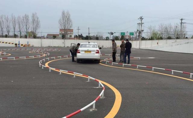 老教练公布科目二技巧，若是做到这几步，练车三天就能一遍过